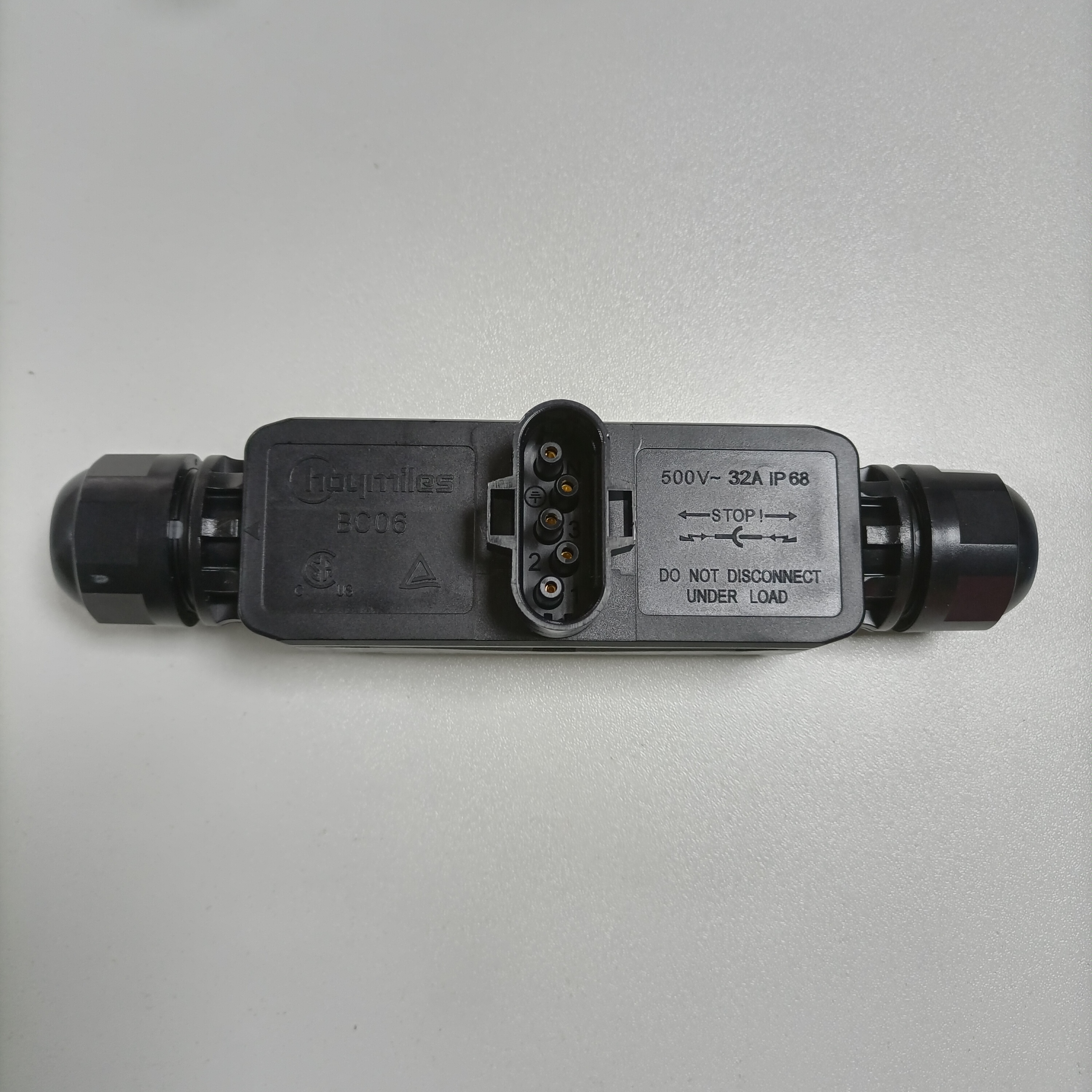 Hoymiles HMT-2250 Wechselrichter mit 3 m Kabel und BC 06 Stecker